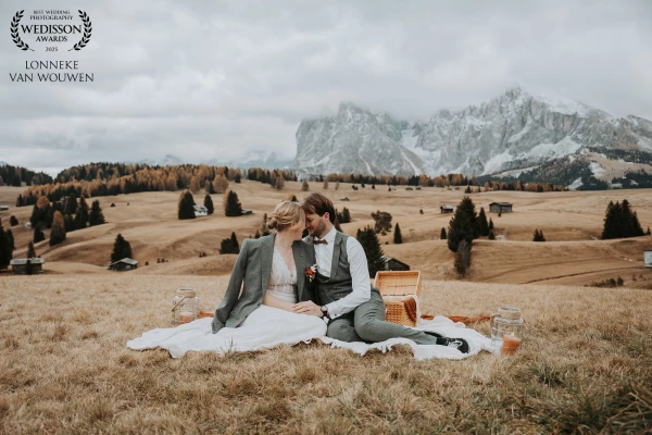 Tijdens de elopement in de Dolomieten had dit bruidspaar Apfelstrudel en thee voor op de berg tijden...