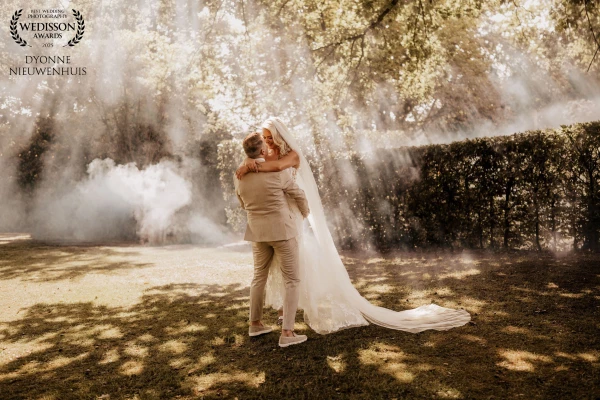 Rookfakkels tijdens je bruiloft helemaal te gek. Vooral met een laagstaande zon zorgt voor een drome...
