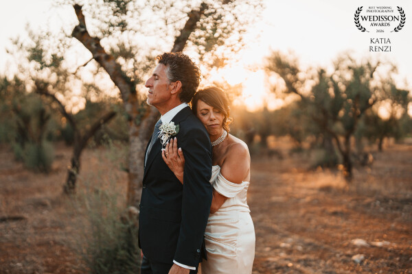 Un abbraccio che non chiede attenzione, ma verità.
La luce del tramonto li unisce come una promessa...