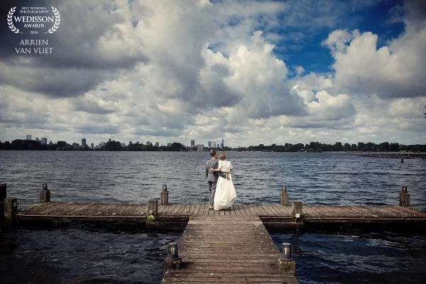 It was really fun to shoot this happy couple, Jelle and Anouk against the Rotterdam skyline.