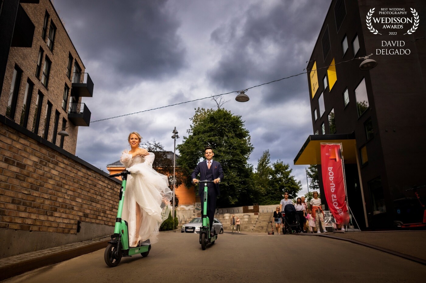 Downhill - From Norway with love and the smell of summer, Maria & Kjartan gave us fun moments on the streets of Oslo on their wedding day