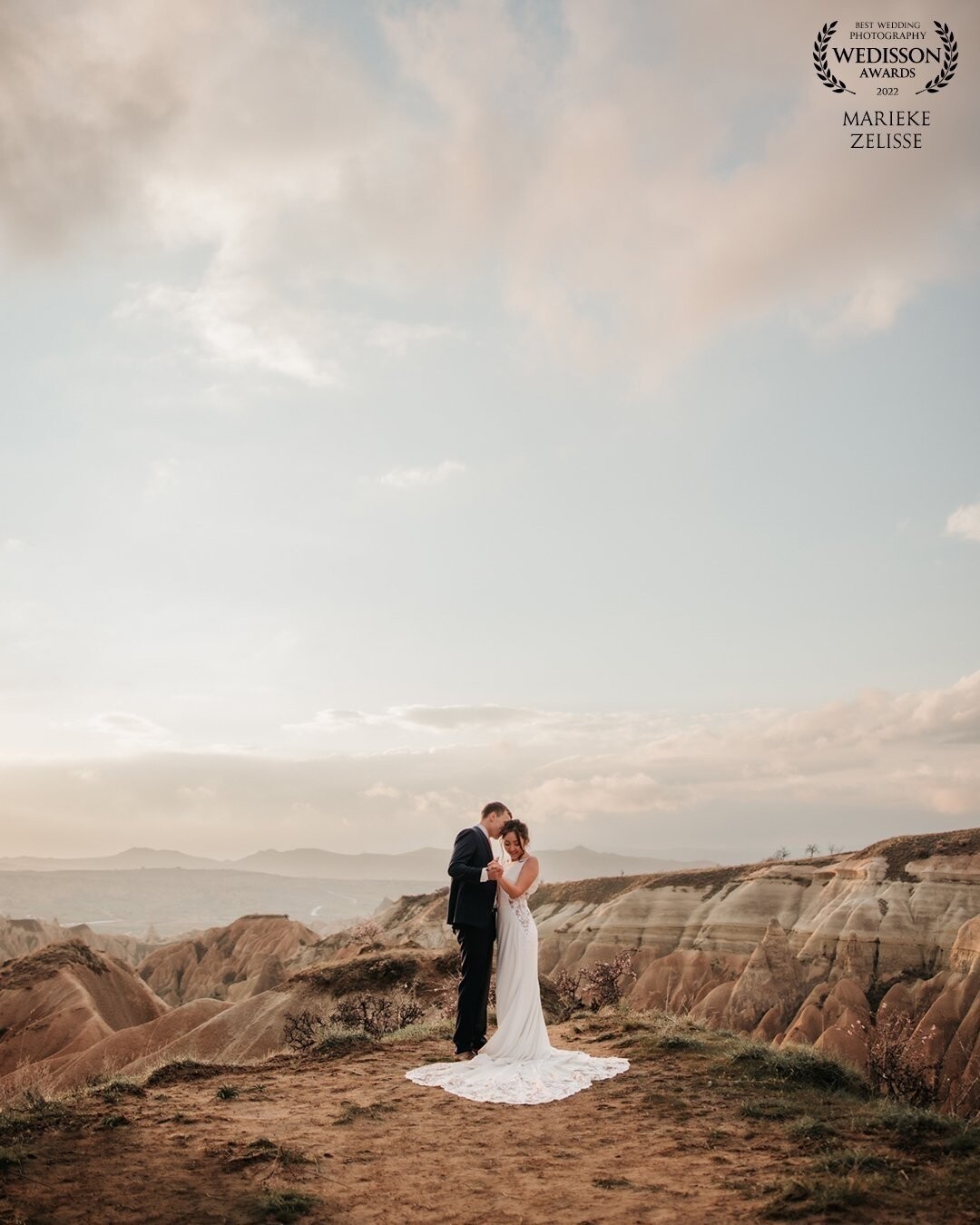 I love a good golden hour! I always say, if you are lucky on your wedding day and you have a good sundown definitely we have to sneak out for some good pictures!