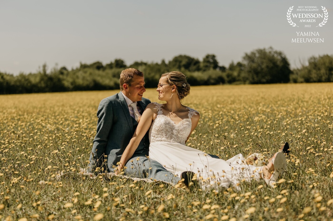 This bridal couple had the entire wedding on their own land, it was amazing. And when we saw that a piece of land was full of beautiful yellow flowers, we took some pictures here. This photo is one of them