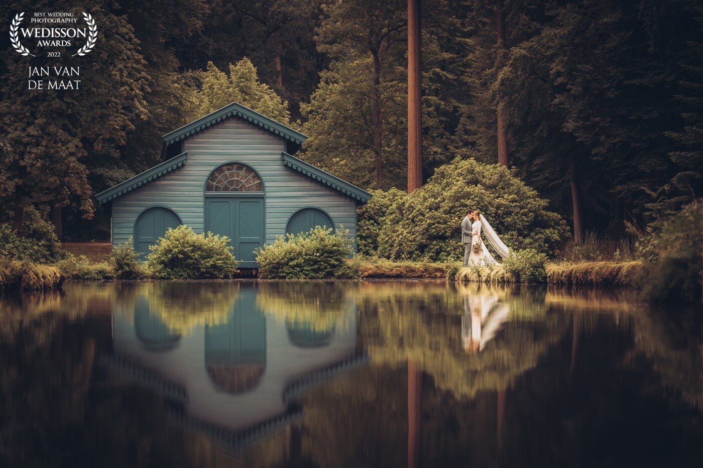 When I walked together with the couple through the park I discoverd this beautiful boathouse. Since it was early in the morning the water was still quiet and created a beautiful reflection. I placed the couple next to the boathouse, walked back and took this image!