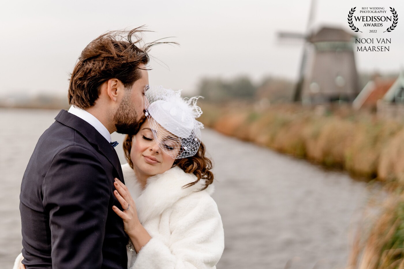 After getting married in the city hall in Landsmeer Alperen and Fagria took me to their special place called het Twiske, this is an extraordinary nature reserve in The Netherlands. We walked for about 30 minutes to get to the spot with this windmill and it was absolutely worth it. It gave me a sereen feeling, the beautiful couple, water clashing, the wind blowing and the stunning views of nature.