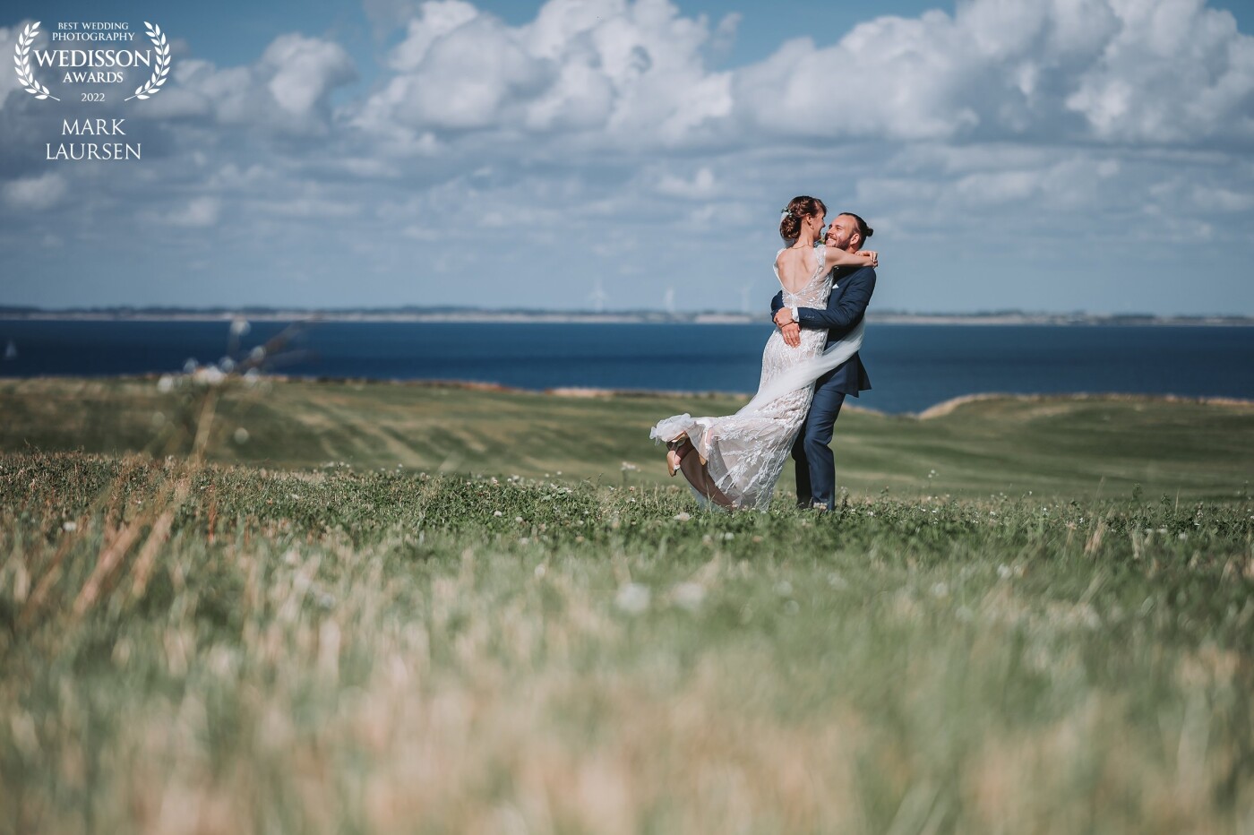 A warm but very windy late summer wedding. The whole weddingday was a complete bliss to be part of, with the beautiful scenery and a lot of love and happiness floating in the air.