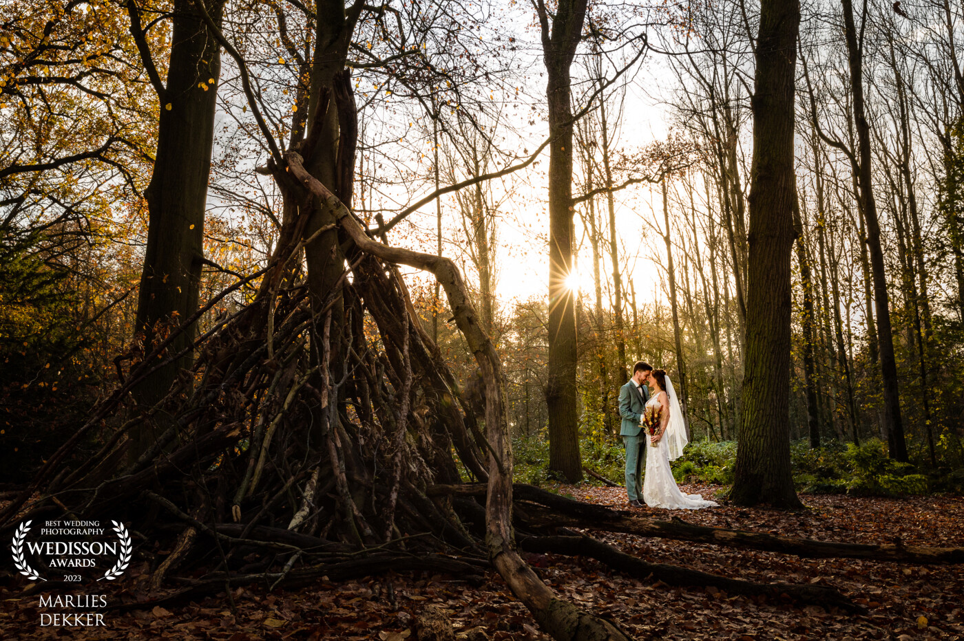 The forest, the light, it all came together on this autumn wedding with this lovely couple :)