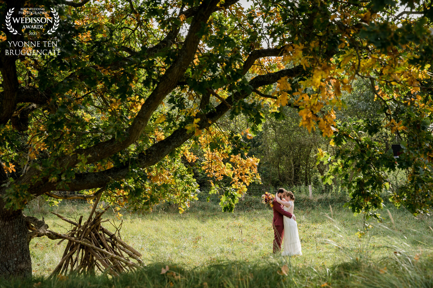 This beautiful Autumn wedding was everything a couple and photographer could ever dream of. All these beautiful colors, the nice weather, the lovely and handsome couple. A golden dag!