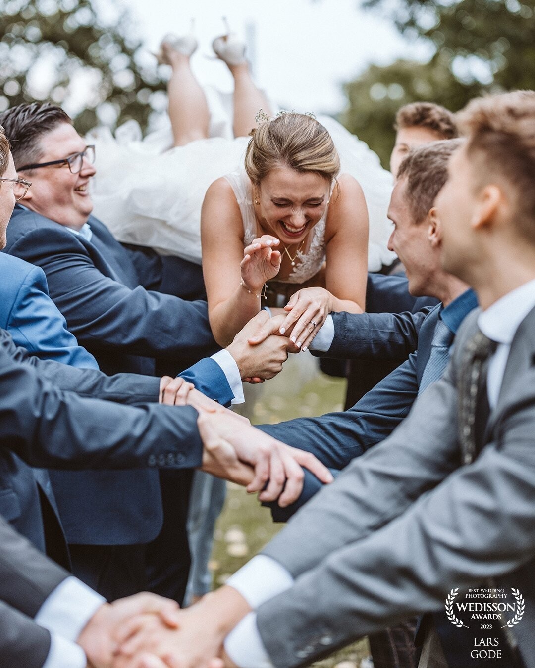 Occasionally we see these pictures where the groom is thrown into the air by the groomsmen and friends. How this happens to the bride, however, we rarely see. Lara from Canada had had so much fun doing it - albeit a lot of respect.