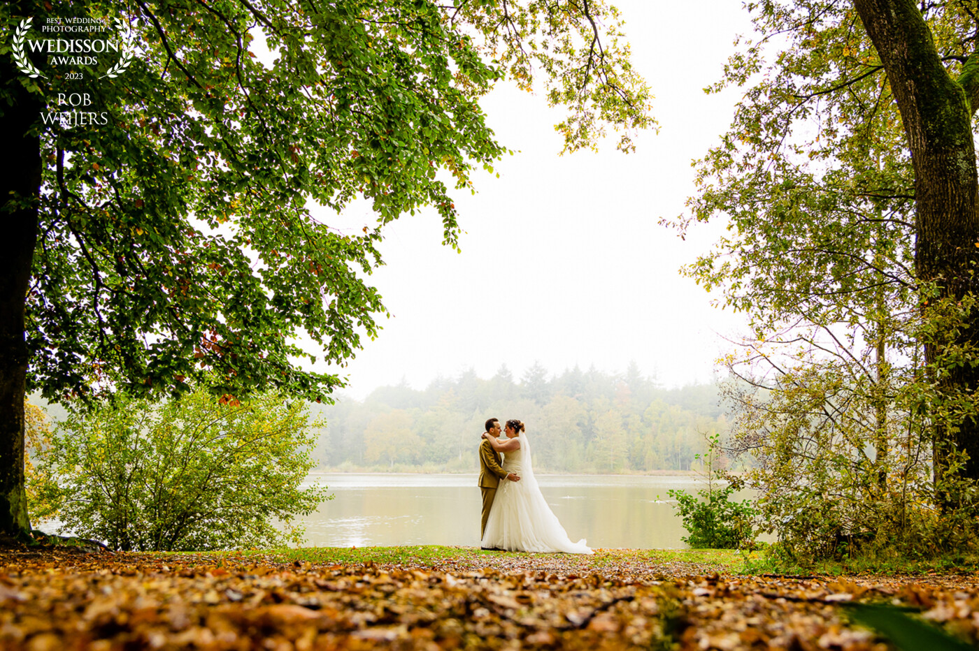 The shooting of this wedding reportage took place between the rain showers. But luckily the bride and groom were tough guys. This photo was one of the last to take. The autumn colors, the bit of fog and the water in the background made for a beautiful setting. Bridal couple in the middle and done!