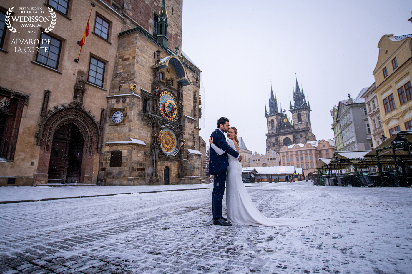 Visitar Praga para una sesión de fotos de post-boda es algo mágico y más y lo realizas en Diciembre con todo el ambiente navideño,
