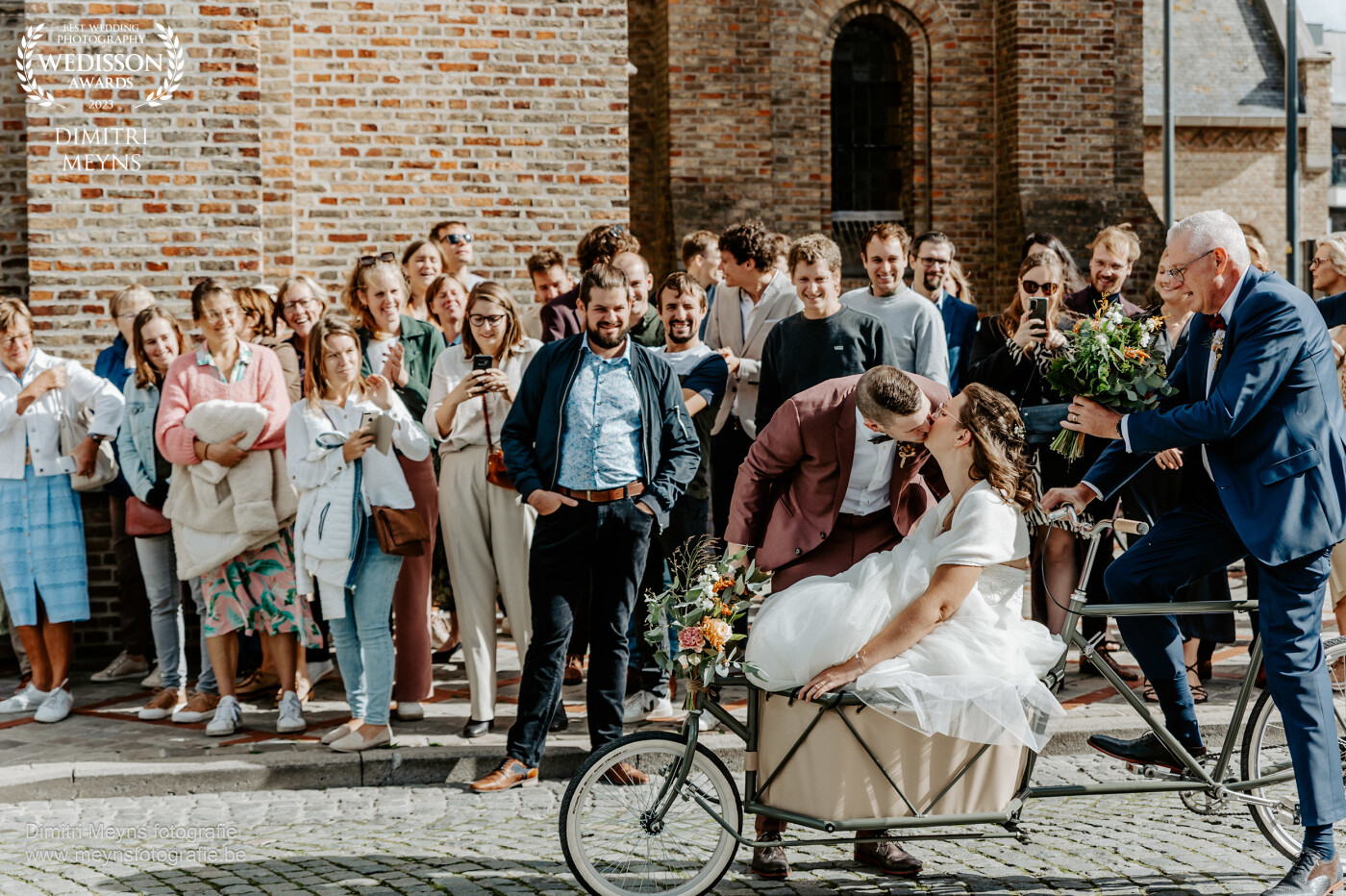 Arrive at the church in style. In any case, the eyes were focused on them and the necessary photos or videos were made. A successful day for Marijn and Sien.