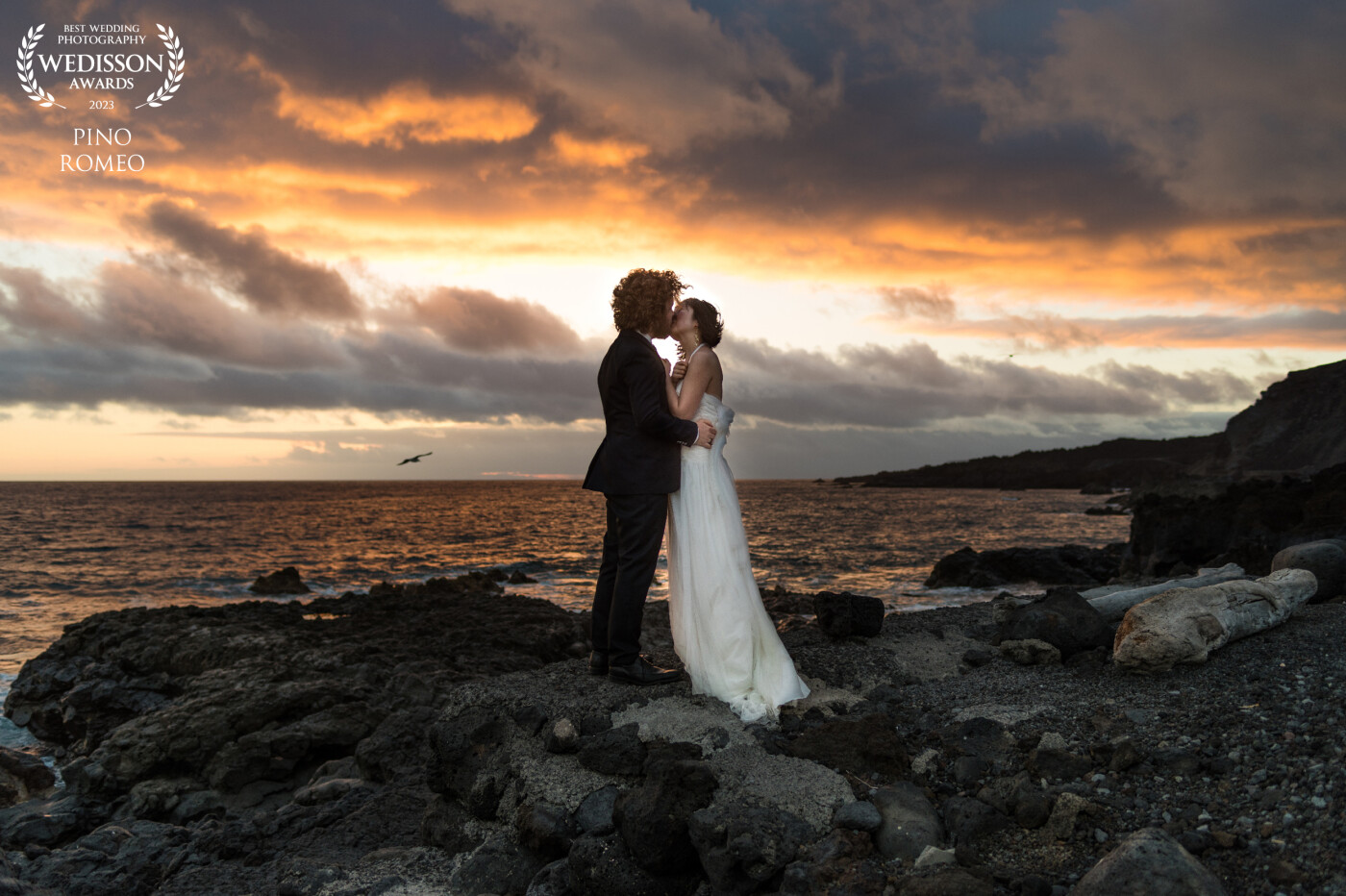 A post wedding portrait session in the setting sun over the Atlantic Ocean.  We are at the southernmost point of the beautiful island of La Palma (La Isla Bonita), Canary Islands, Joan and Bastien are enjoying this sweet moment.