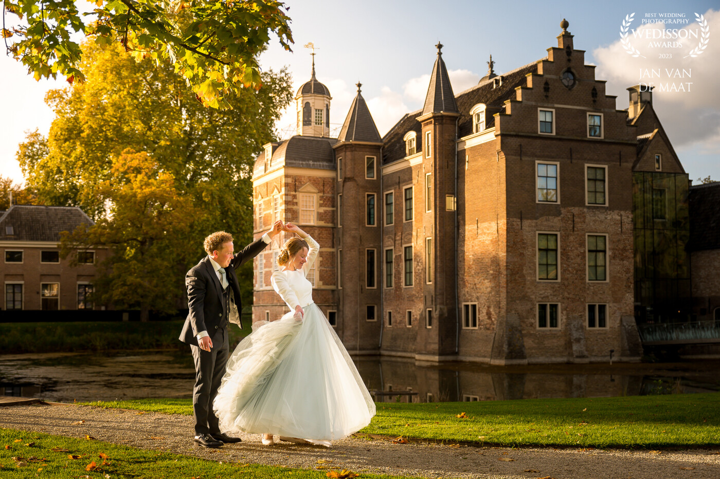 I love to make these type of images. Beautiful light and some old castle on the background. I let the couple make a small dance to add some action to the scene.