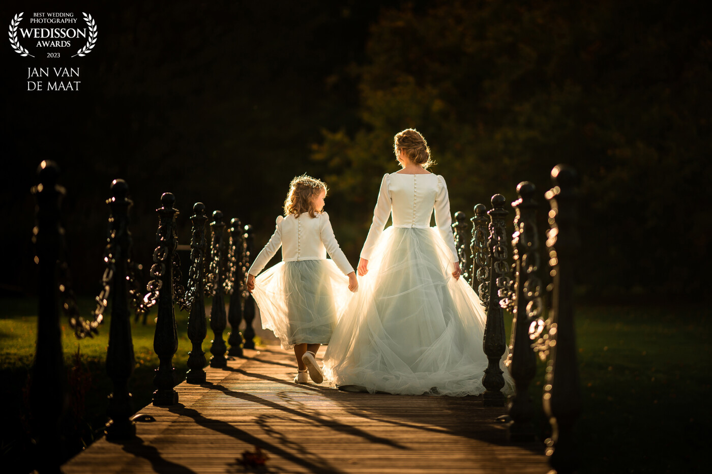 It was late in the afternoon and there was some time left for some extra photo's. I saw a small bridge with some really nice sunlight. I let the bride and her flower girl walk away from me and I love the way the light shines through the dresses a bit.
