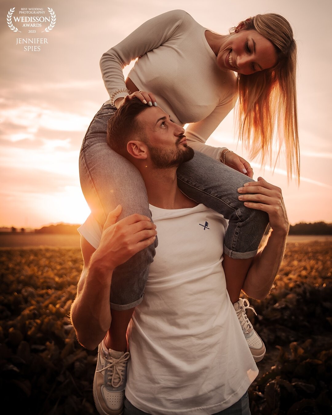 What a great shooting during the golden hour with perfect light. What could be nicer than being in love and capturing this feeling in the form of pictures.
