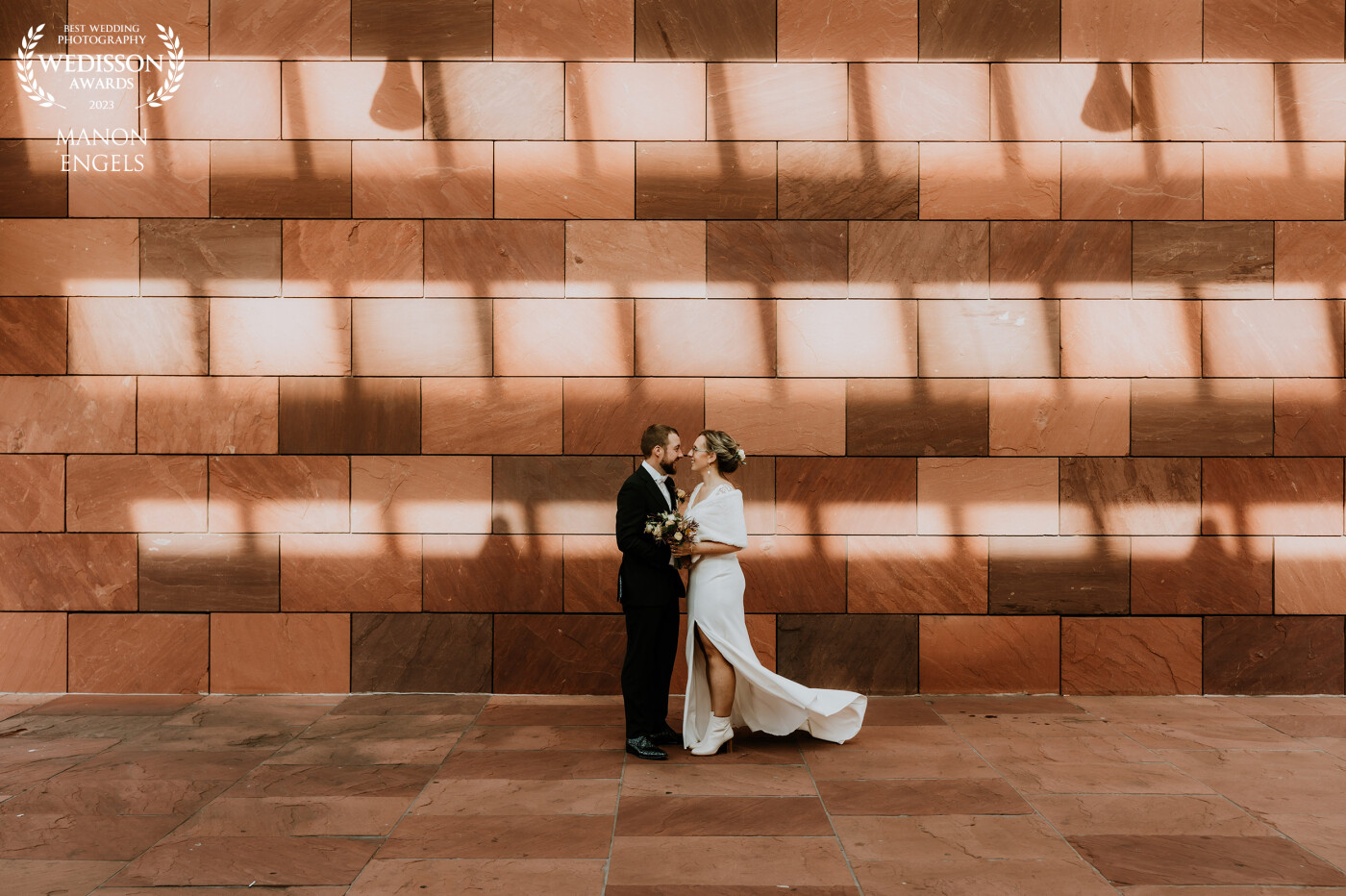 Liese & Stefan wanted something different for their wedding photographs. So we went for an urban vibe. <br />
We walked around at the well known 'Eilandje' in Antwerp when I spotted this wall and beautiful light.