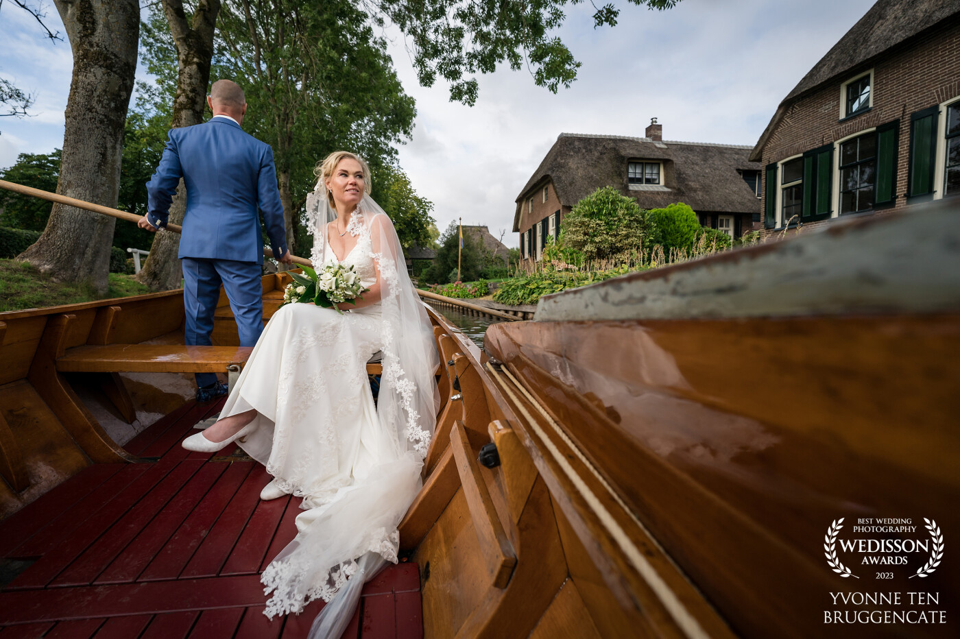 This beautiful wedding couple is on their way to the ceremony. That will take place in Giethoorn, the Dutch Venice, so there are almost no roads and traffic will take place by boats. It was such a wonderfull day and we've been so lucky with the weather. A dream coming true!