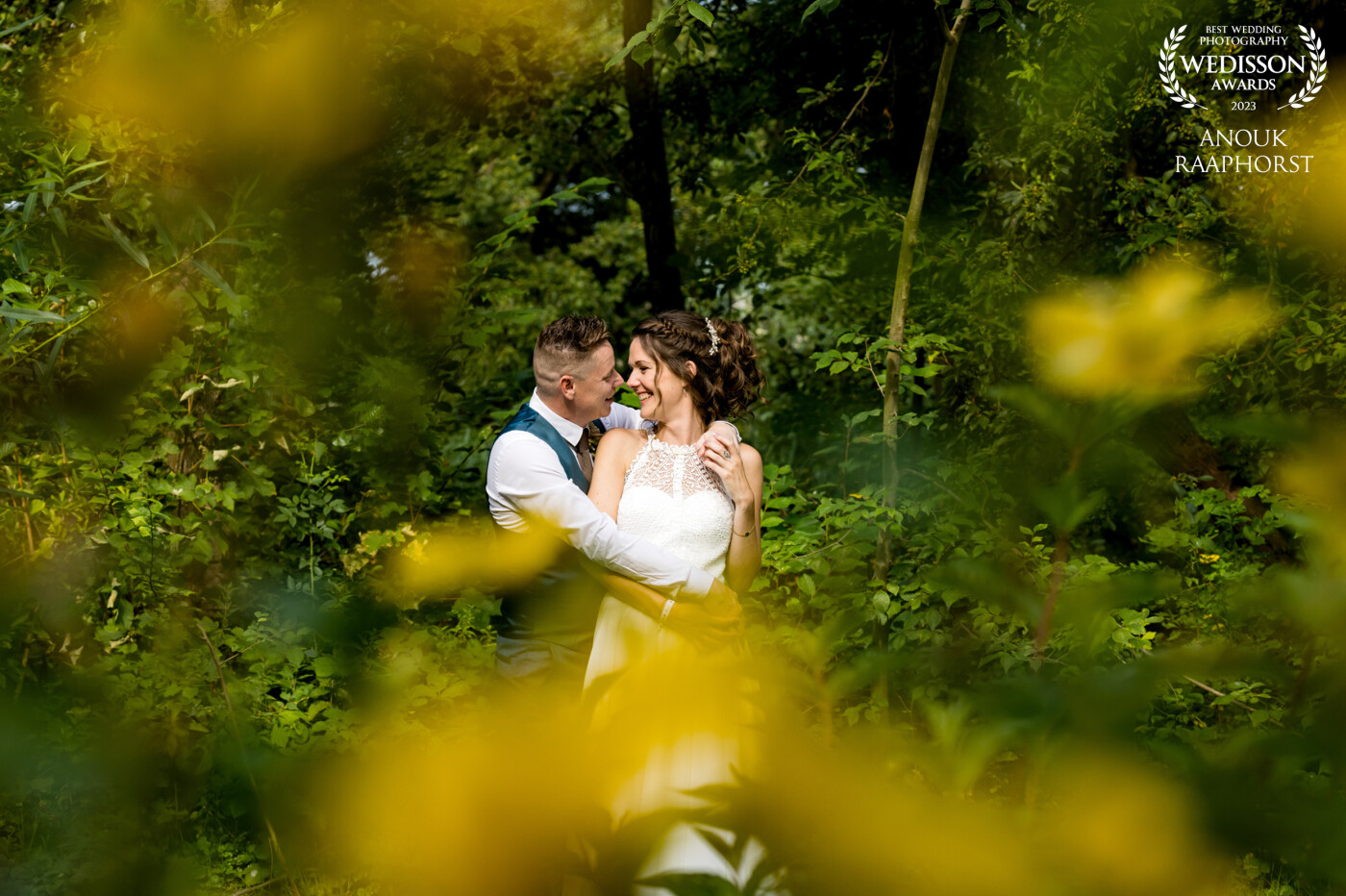 Shoot throughs during a bridal reportage / loveshoot is one of my favorite activities. In this way you create real paintings with beautiful frames. I did this loveshoot at a beautiful flower garden with the yellow flowers out of focus