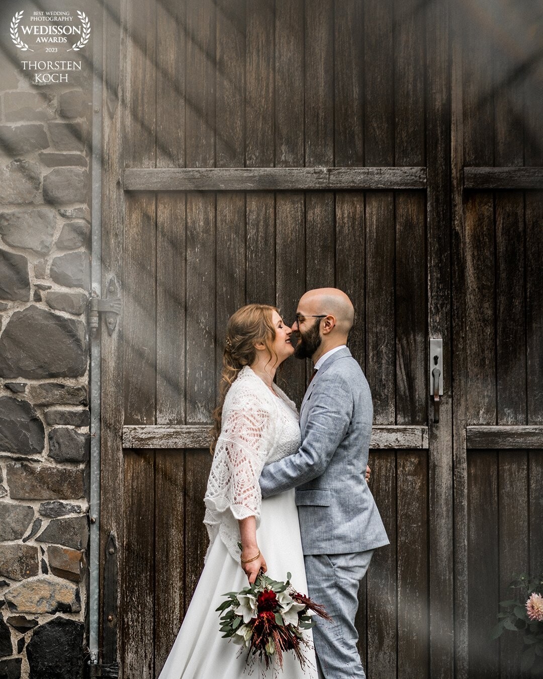 This old wooden barn door is something very classical for me, so I dont use it as a background very often.<br />
But I thougt it would fit to this beautiful, down to earth couple.<br />
To give something special to it, i was using a prism.