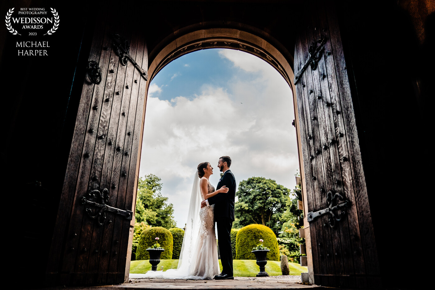 There was something about those doors which caught our eye so towards the end of the couple pictures we go low and went wide to use the character and shape of the doors to frame the couple.