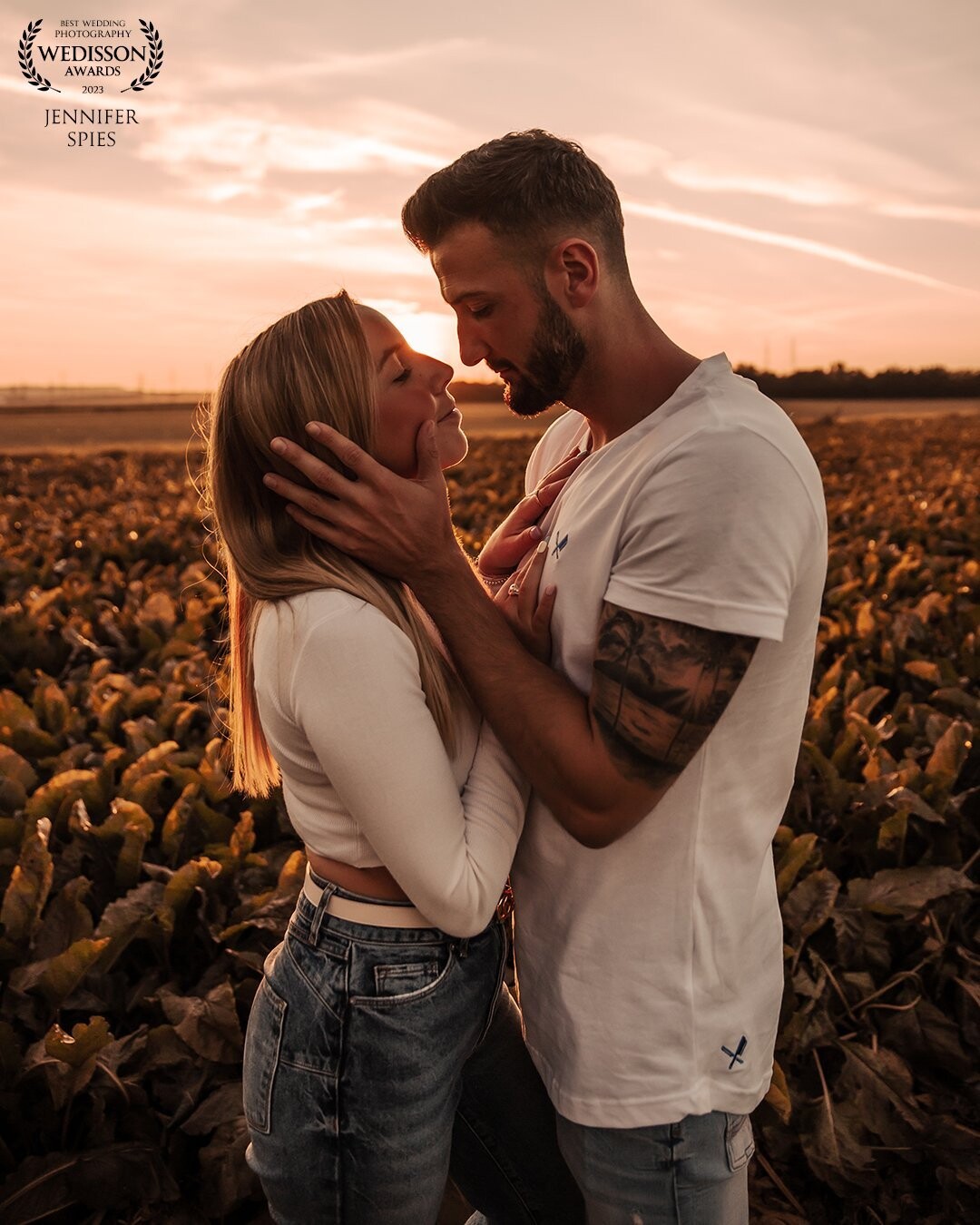 The best thing about a shooting is when the couple forgets the camera and just focuses on themselves. This photo was taken at that moment during the golden hour.
