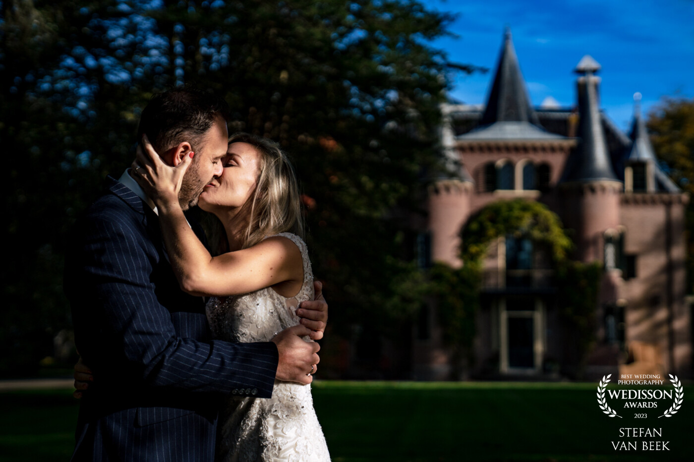 There is something about old castles, love and a lovely couple. And I just absolutely love it when love shows it's passion in front of a castle!