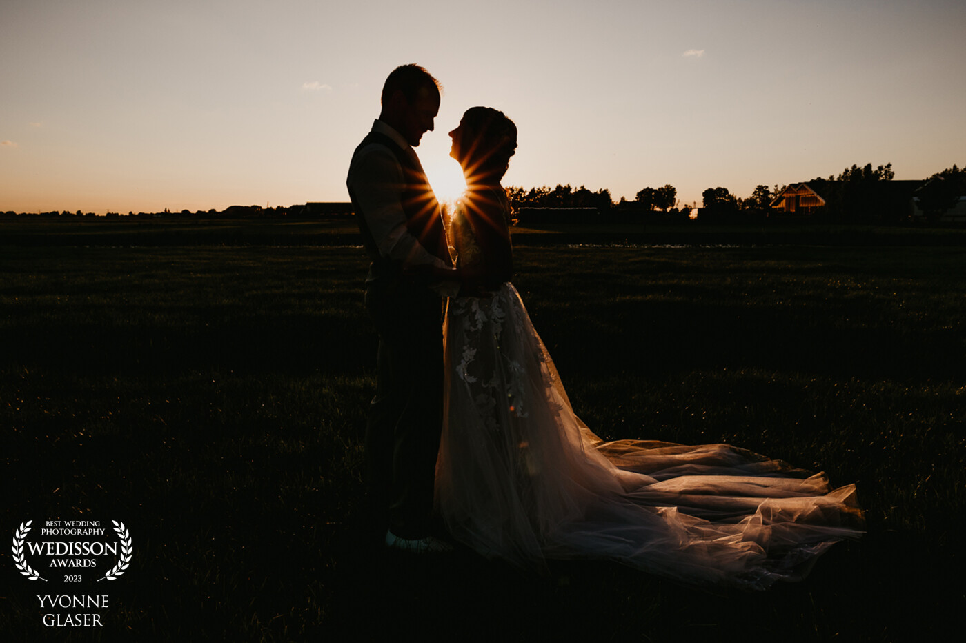 Erik and Suze got married in the family field where Suze used to come as a little girl. They put a lot of effort into creating a relaxed festival atmosphere. As a wedding photographer, when I see a beautiful golden hour coming, I briefly take the love couple away from their guests for these fantastic images.