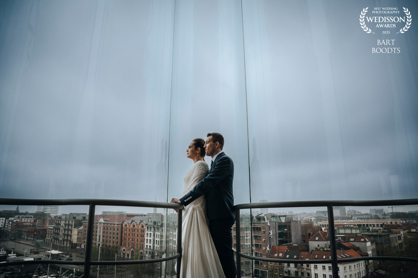 On a cloudy day, this couple celebrated their love. We used the very beautiful MAS-building of Antwerp for this wonderful image