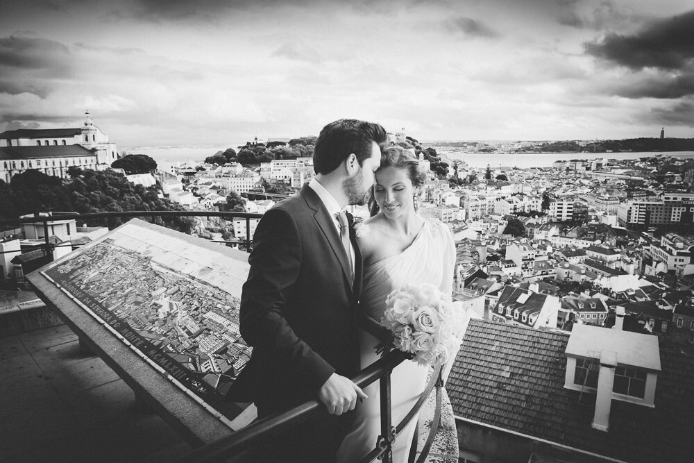 Matilde and Diogo are a Portuguese couple very in love with their city.<br />
So they choose to give the knot on a very old chapel on the top of one of the seven hills of Lisbon, with this amazing view of the ancient part.