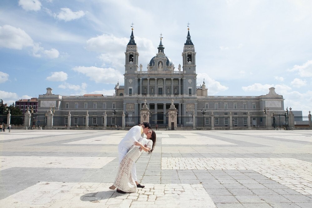 I was delighted when Rafaela & José invited me to go to Madrid to shoot their engagement photos. They are a lovely couple and Madrid is a great city... full of amazing architecture! We visited the Royal Palace and took pictures in the grounds. The view is stunning and you can see the Catedral de la Almudena that I thought it was the perfect background for this shot.