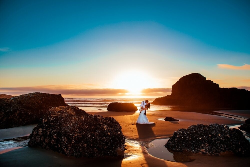 Daniel and Natalya.<br />
Pacific Northwest coast has amazingly beautiful sunsets. There is something about sun and water that crates magic. The day after the wedding they were just enjoying their romance and it was a pleasure to make magnificent shots.