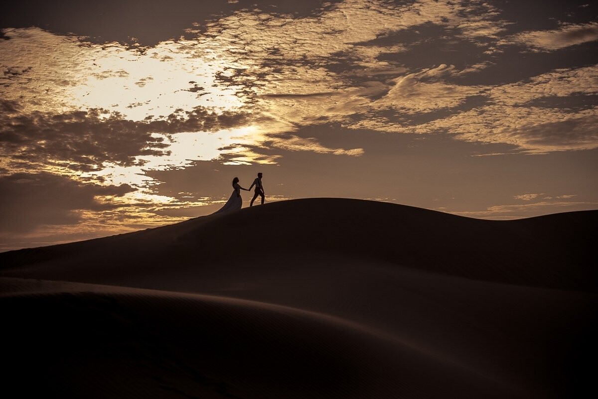 These are the different faces of my country Venezuela have jungle and desert, the place is called Medanos de Coro, the photo was taken while waiting for the sun to rise, this young couple collaborated lot and literally we had to breakfast sand.