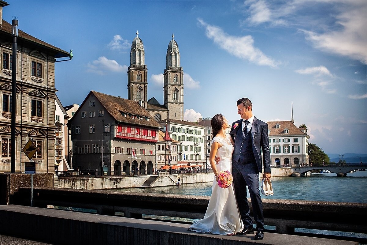 The wedding took place on a beautiful autumn day in September in Zurich. After they said “I will” to one another we strolled down the river Limmat and explored the old town of Zurich to shoot some nice pictures. The bride enjoys to walk bare foot, so I thought this has to be captured somehow – and this is how the picture resulted! The pictures shows the easiness and serenity of the couple. For me it reflects a very harmonious picture – just perfect!