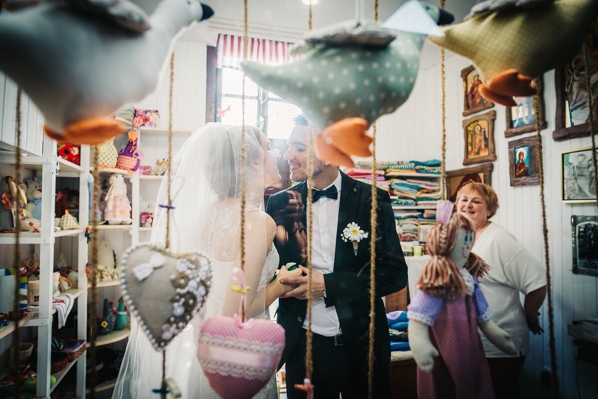 This was the big day of Rumi and Miro. When I saw all the hearts on the showcase, I walked in and asked the owner if we can make some photos in her magical shop. The woman behind the groom and the bride is the sweet owner. When we finished, she give them one of the hand made hearts, I turned around and make this photo of them while they hold the gift.