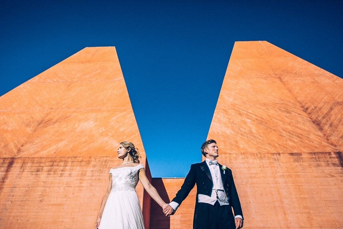 This amazing couple from Norway chose the sunny old fishing village of Cascais for their wedding day. As the wedding venue was very close of the #casadashistorias home to the art work of Paula Rego, a Portuguese visual artist who is particularly well known for her paintings and prints based on storybooks. I had predicted taking them there for some pictures near the pyramid-shaped towers which are very characteristic of this gallery made by the well-known Portuguese architect Eduardo Souto Moura. I had studied the specific spots I would want to use, and the colors contrasted I was seeking, but was pleasantly surprised by the perfect and unexpected blend of shadow and light at that time of the day, I tried to use them in favor of the picture...