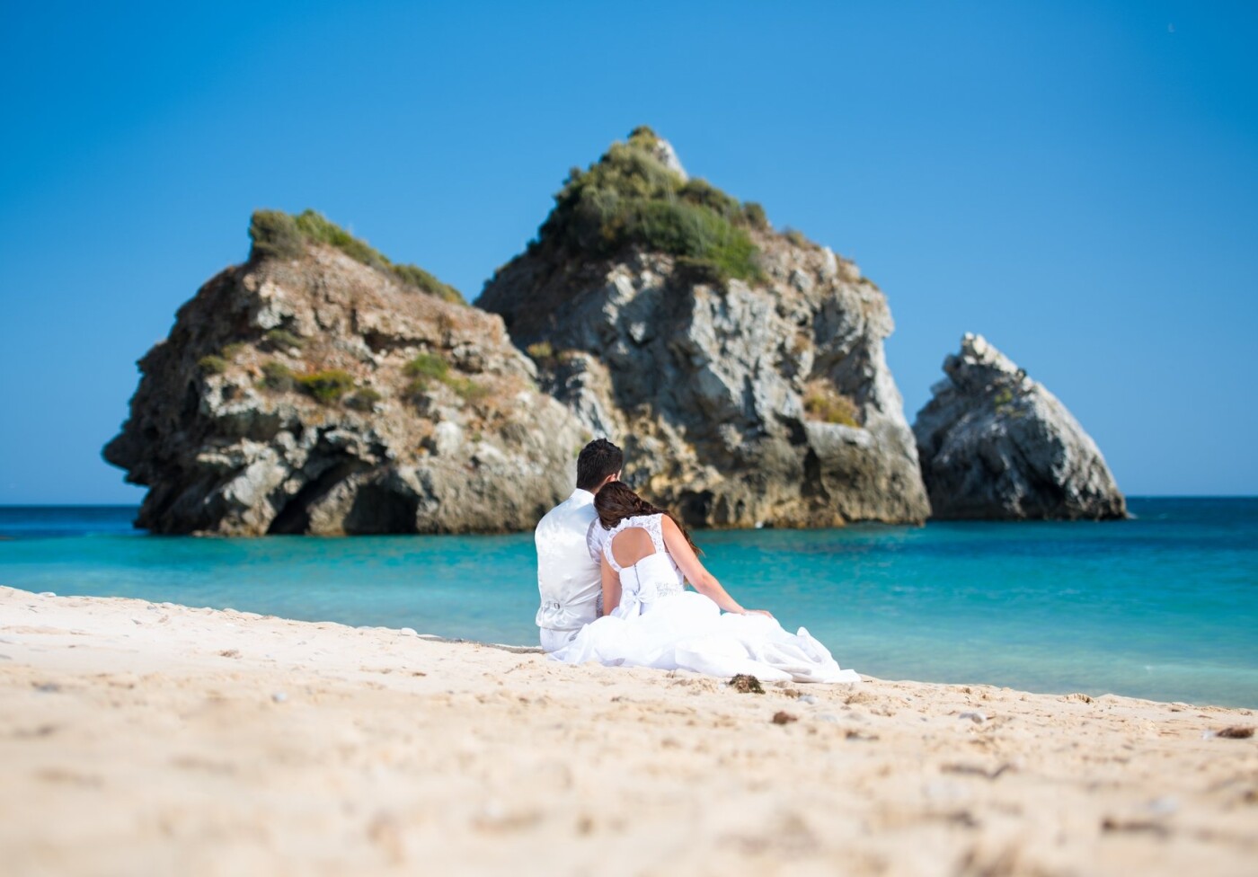 This photo is part of Tania & Luis trash the dress photoshoot.<br />
This great couple defied me and my team to this amazing shoot at Sesimbra, Portugal, in the most incredible beach, with an almost impossible access. The trip payed of! The scenery was perfect, as their complicity.
