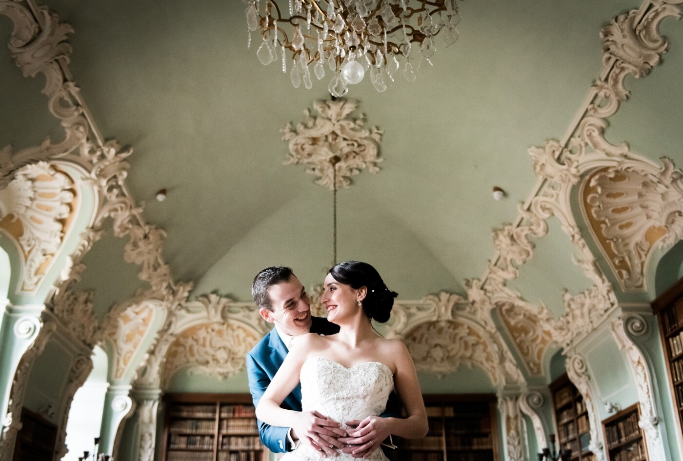 This lovely picture was taken during a cold winter wedding in the Rococo library of the Rolduc Abby in Kerkrade, Zuid Limburg. I especially love the green colors of this room and the pretty ceiling.