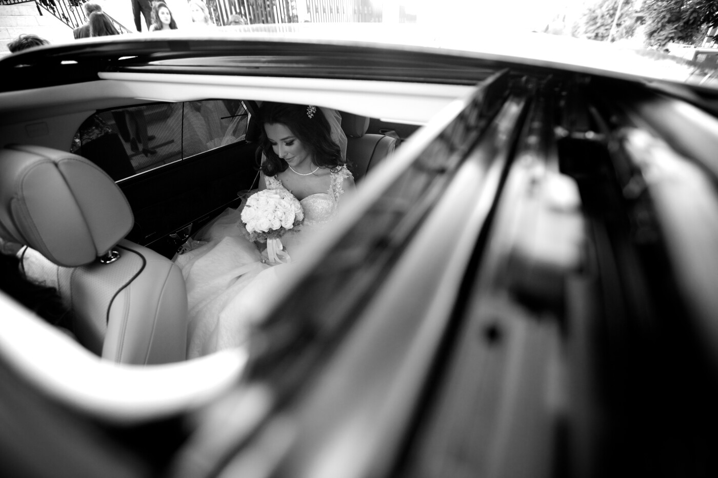 There's nothing like capturing a natural, peaceful smile, and the beautiful Dasha (@dashahad) was smiling with grace while she was waiting to get out of the car and meet her handsome groom. It was a wonderful moment to capture... :)