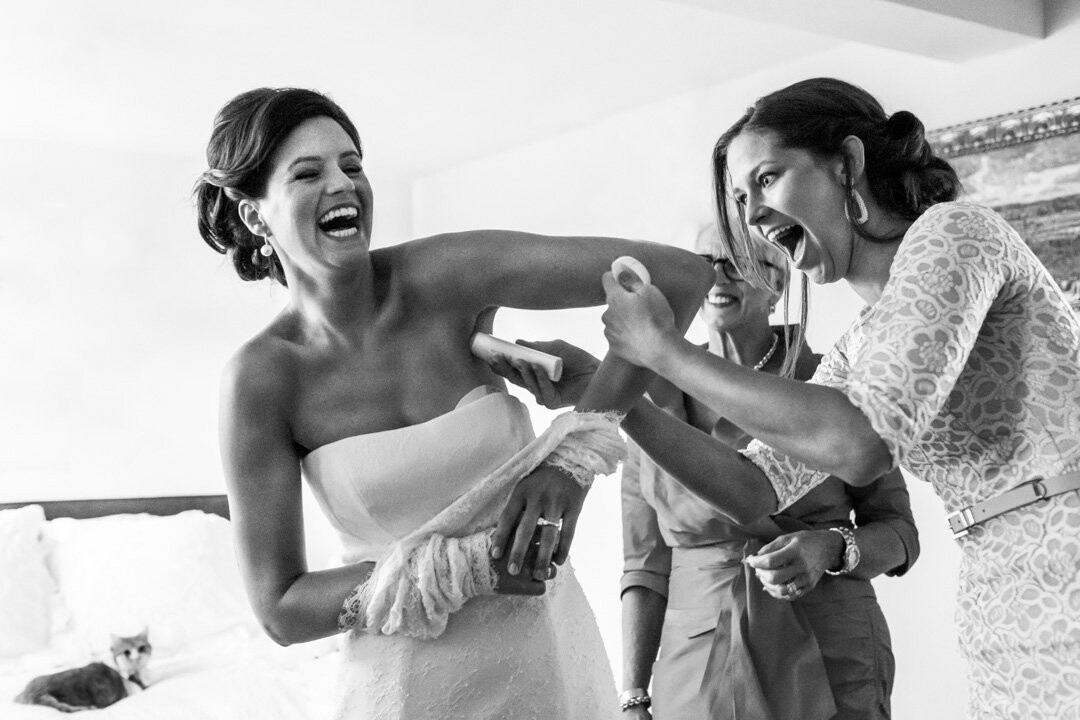 When the bride already started putting on her tight sleeved lace top, she realized she forgot her deodorant, but couldn’t reach her armpits herself anymore. Hilarious moment!