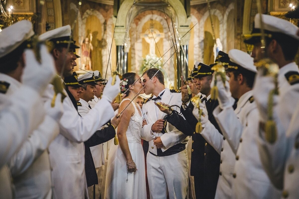 The bride had told me since we met, that this moment was very important to them, and I could not miss!<br />
This photo was taken at the exit of the bride and groom from the church. The military cortege goes down their swords and to continue the couple must kiss. Here the time!