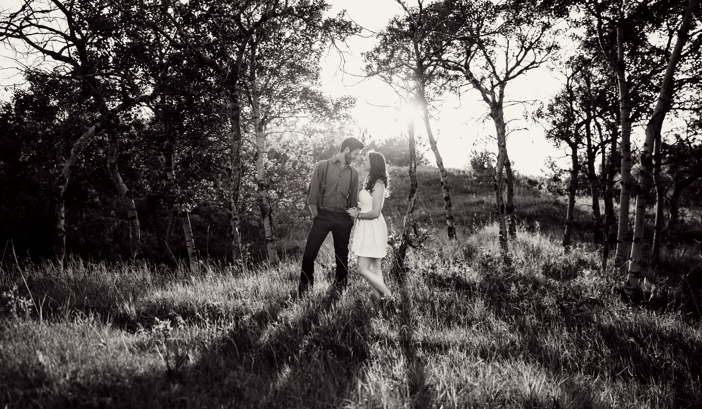 Jeff & Sarah’s love story knows no borders. It’s a love story that began in New Zealand, with chapters written in Canada and The United states. As the sun began to set, casting long shadows into the prairie grass, Jeff & Sarah held onto each other and saw their future in each other’s eyes.