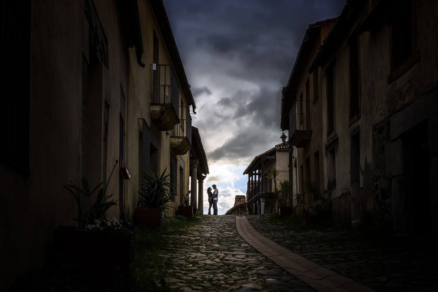 This photo is of an engaged couple made in a village an abandoned village. Made with a mixture of natural light and flash. The location is around Elvas (Portugal).
