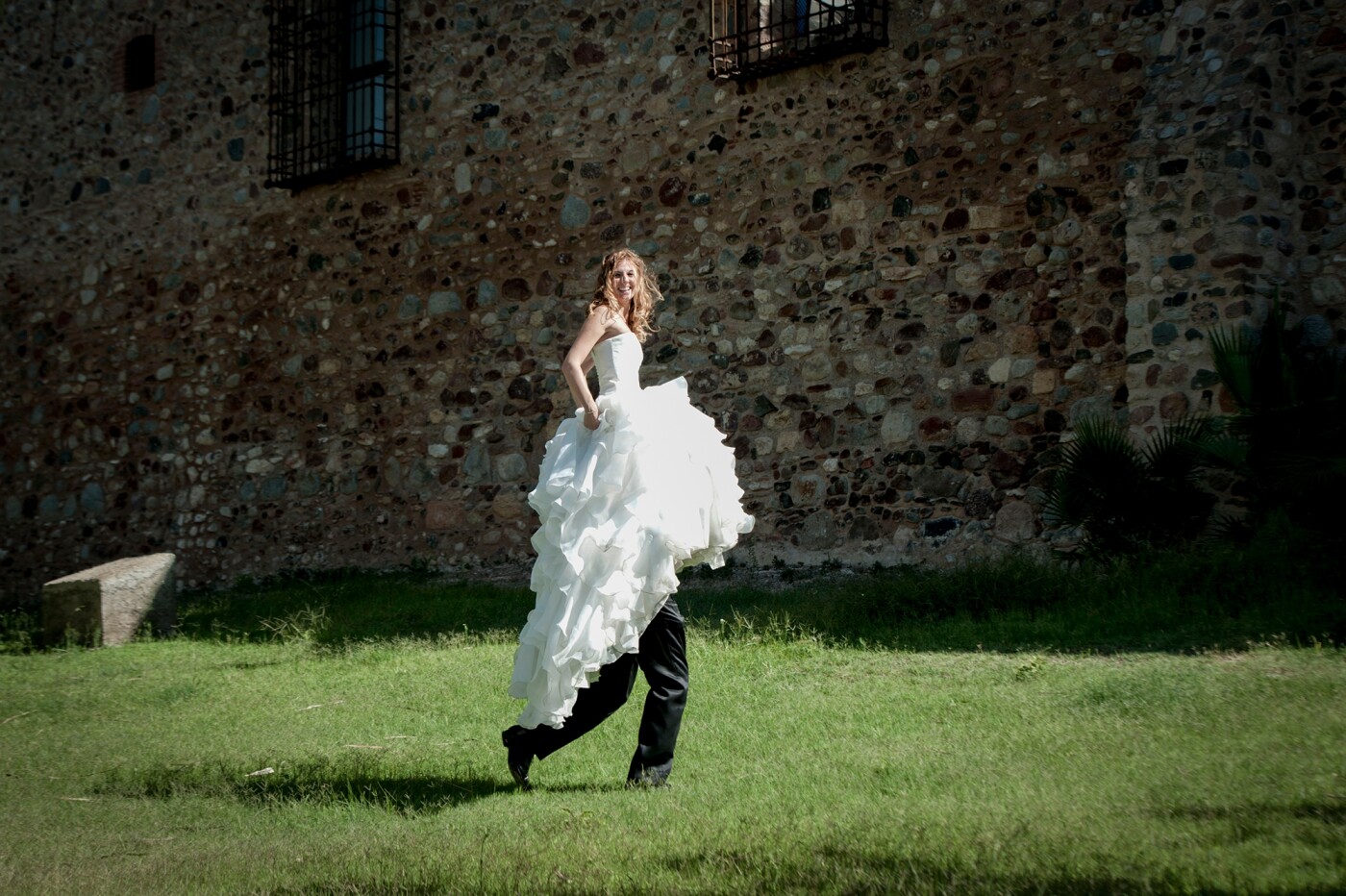 Having fun while working is the best way to achieve taking a pitching like this one, that moment was quite easy for the groom, because the bride is quite slim. Marius and Tània decided to go to Vilafortuny castle for the post– wedding session, and that way, later on, end up at the beach. Nowadays they are parents to a beautiful girl.