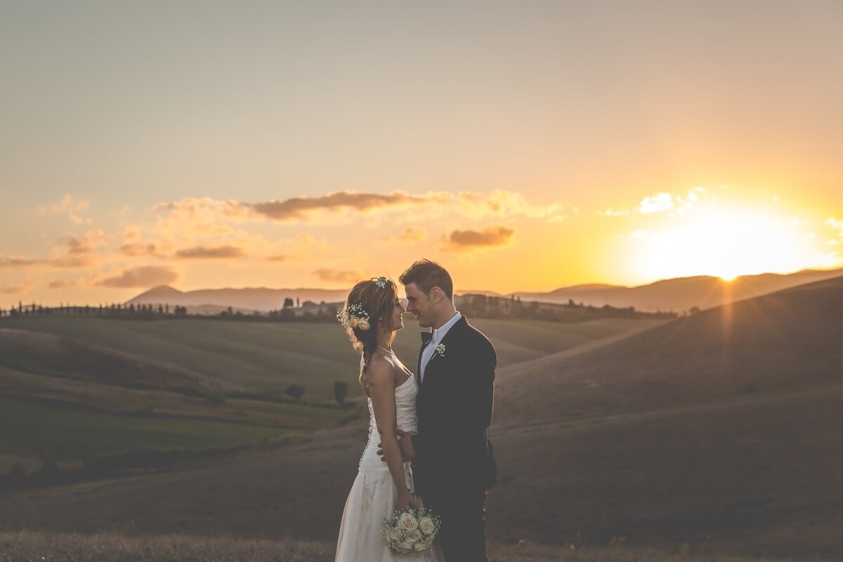 Some photos are born spontaneous, natural, as the sun of this magnificent and romantic Tuscan sunset. Laura and Adriano had to do only this... a look... a kiss with the eyes...