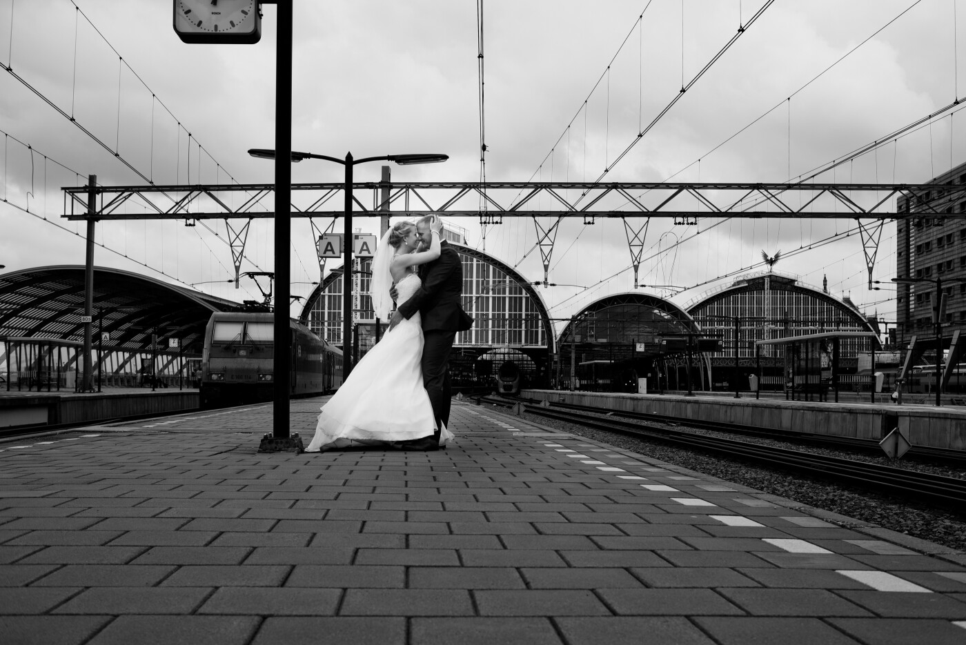 De love story begins a couple years earlier when Sjoerd & Jessica meet at the grand central station in Amsterdam. The both were looking for love, but didn’t know, the would cross paths at a train-station. It was love at first sight. So when he asked and she said yes, the new that their pictures could ben taken in one place only and that would ben the grand central station Amsterdam. And that’s how it went. They sad, yes and we went tot de train station and did a beautiful photoshoot!