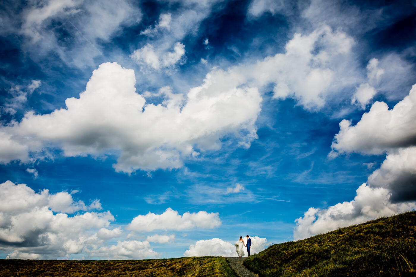 Sometimes it's better to shoot the transition then the actual shot you had in mind.<br />
This is where the couple walks down the path back at me.<br />
<br />
I loved the sky and the environment so this was it!