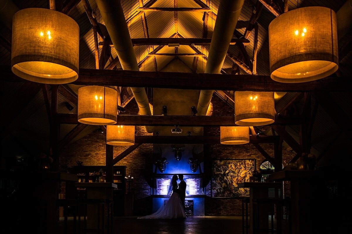 This beautiful wedding couple had a stunning reception venue which had the looks of an old barn. The ambiance of the light works perfectly with the idea I had in mind. The warm light of the lamps guides you to the wedding couple in the centre of the photo. 