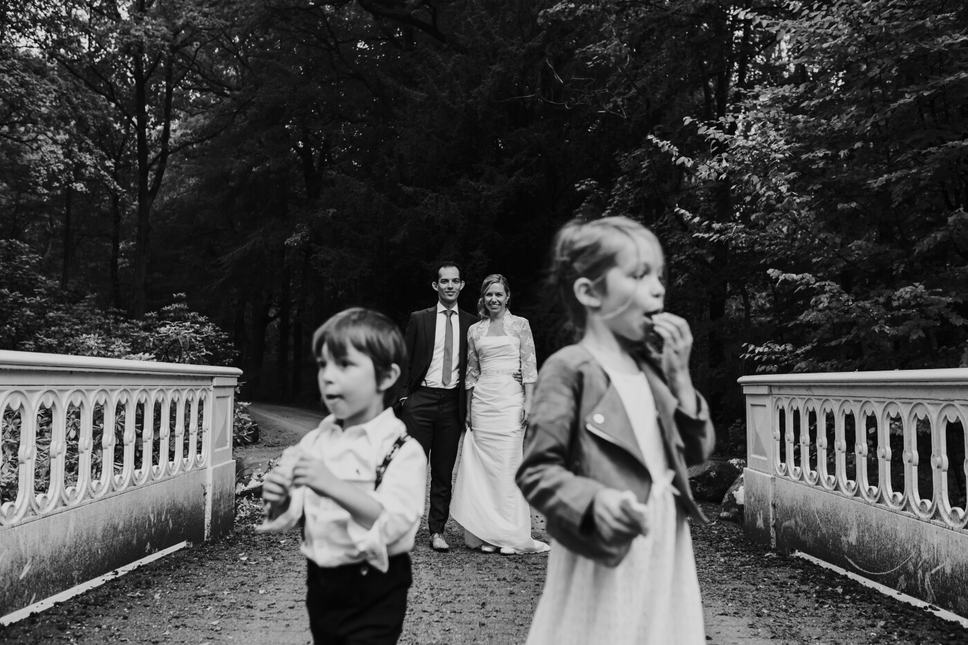 A great couple and a really relaxt shoot. The 2 kids in front are the bride&grooms kids. At this point they were just walking around, eating their cookie, totally not thinking of me. And at once I saw this happening. Perfectly lined, bride and groom in the center. I love this picture, because it is a family portrait, just how it is! 