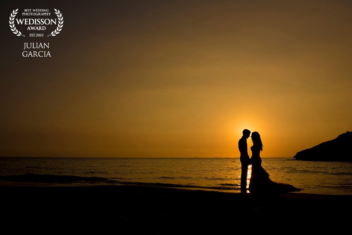 Post-wedding in Torredembarra (Catalonia)<br />
A beautiful sunset to capture a sweet moment with the just married couple Juanra and Elisabeth, their love brings to life the photos, you never know when you will have one of the best photos until the time comes, grateful for the commitment made by the couple and how easy it was to work this day, once again they are part of my beautiful wedding photos collection, thank you for being you. <br />
